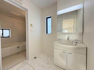 【独立洗面台】 | うるま市赤野（全3棟）C号棟 | C号棟　三面鏡付き洗髪洗面化粧台♪