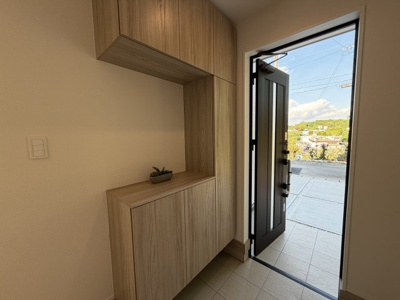 【玄関】 | うるま市赤野（全3棟）C号棟 | C号棟　十分な収納付き玄関♪