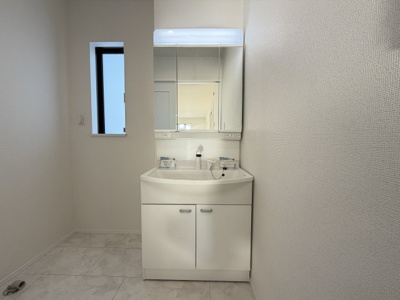 【独立洗面台】 | うるま市赤野（全3棟）C号棟 | C号棟　三面鏡付き洗髪洗面化粧台♪