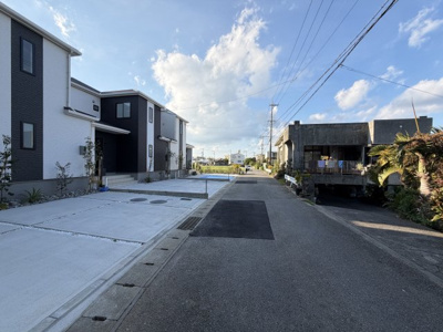 【前面道路含む現地写真】 | うるま市赤野（全3棟）C号棟 | ※北東側公道4.4m♪