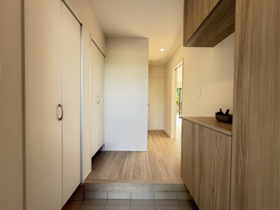 【玄関】 | うるま市赤野（全3棟）C号棟 | C号棟　十分な収納付き玄関♪SIC＋玄関ホール収納付き♪