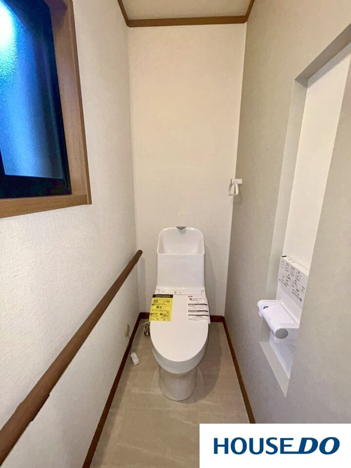 中古戸建　太田市新田市野井町のトイレ|白を基調とした壁と清潔感のある床材で、気持ちよく使えるトイレ空間です♪最新の温水洗浄便座が設置されており、快適な使い心地です！