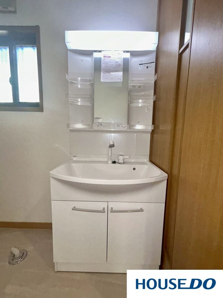 中古戸建　太田市新田市野井町の独立洗面台|洗面ボウル下のキャビネットは、掃除用具やストック品をまとめて収納可能。収納力があり、洗面所周りをいつでも清潔に保てます！