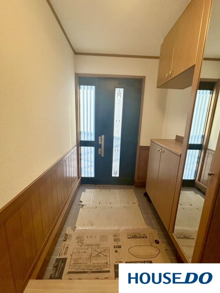 中古戸建　太田市新田市野井町の玄関|全身鏡付きの収納キャビネット！お出かけ前の身だしなみチェックができ、機能的にも大変便利です☆