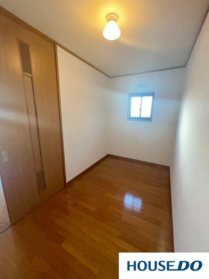 中古戸建　太田市新田市野井町の洋室|窓付きで換気も可能な納戸。書斎やホビールーム、在宅ワークスペースなど、ご家族のライフスタイルに合わせた使い方が可能です！
