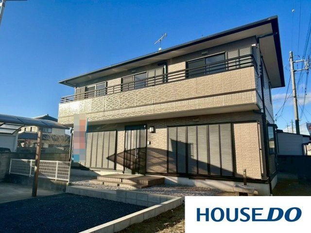 中古戸建　太田市新田市野井町の外観|青空に映える、モダンで洗練された外観デザイン♪落ち着いたトーンのタイルとシャープなラインが、永く住むほどに愛着の湧く邸宅を演出します。