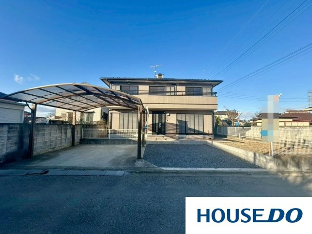 中古戸建　太田市新田市野井町の前面道路含む現地写真|【駐車2台以上可能！】大切な愛車を雨や雪から守るカーポート付き☆敷地内にはゆとりの駐車スペースがあり、お客様を招く際も安心です！