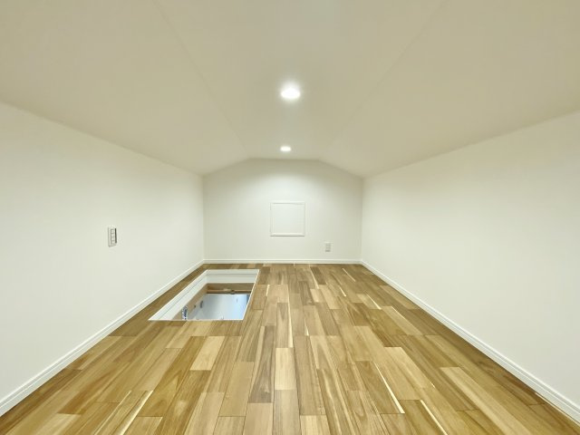 杉並区荻窪2丁目 全2棟 A号棟の収納|衣類や鞄、かさばりやすいアウターなども収納いただける小屋裏収納付