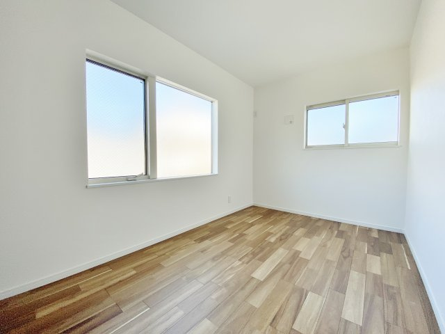 杉並区荻窪2丁目 全2棟 A号棟の洋室|2階5.0帖洋室
明るく心地のよいお部屋です
居室は4部屋ございます
お子様部屋の他、書斎や趣味のお部屋としてもお使いいただけます