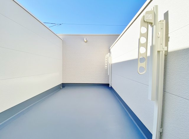 杉並区荻窪2丁目 全2棟 A号棟のバルコニー|アウトドアリビングとしてもお使いいただける幅広バルコニー付♪♪
陽当り良好でお洗濯物もしっかりと乾きます