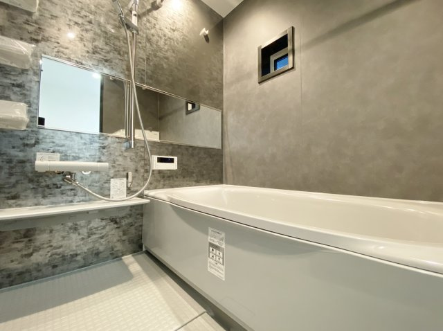 杉並区荻窪2丁目 全2棟 A号棟の浴室|足を伸ばしてゆったりとご入浴いただける一坪タイプのユニットバス
お子様とのご入浴も快適な広さです