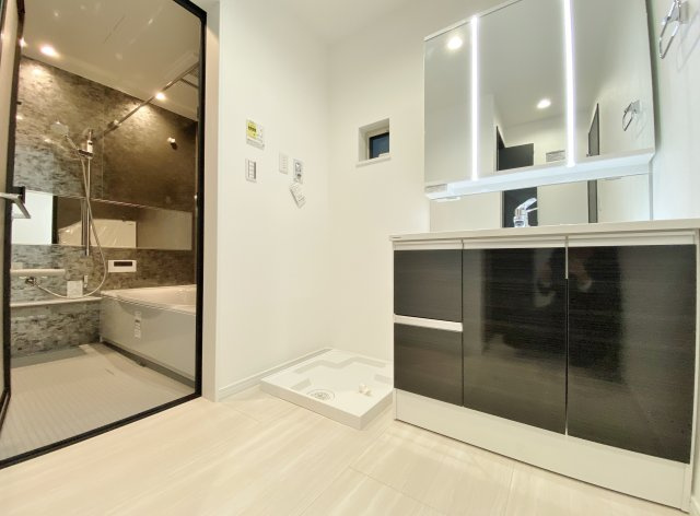 杉並区荻窪2丁目 全2棟 A号棟の洗面所|明るく清潔感溢れる洗面スペース
毎日使う場所だからこそ、快適な空間となっております