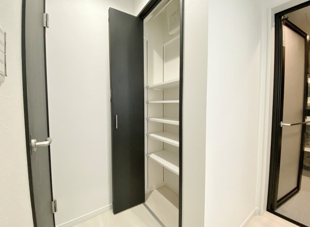 杉並区荻窪2丁目 全2棟 A号棟の洗面所|洗面室にはあると嬉しいリネン棚がございます
タオルや洗剤など収納できスッキリと洗面室をお使いいただけます