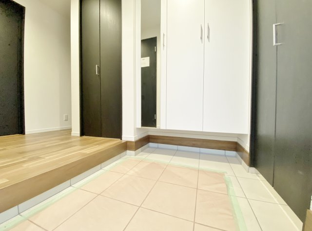 杉並区荻窪2丁目 全2棟 A号棟の玄関|訪れる人を優しく迎えるスタイリッシュな玄関
スペースシューズボックス＋シューズインクローゼット＋玄関収納付
玄関回りはスッキリとお使いいただけます