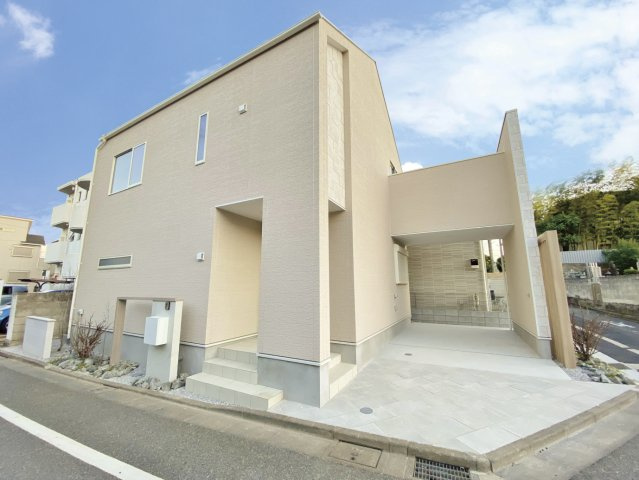 杉並区荻窪2丁目 全2棟 A号棟の外観|【弊社にて現地販売会開催中♪♪】
スタイリッシュな外観が目を引く4LDK邸宅
―人気の中央線荻窪駅最寄り―
永きにわたりご家族皆様の暖かな家となるように設計いたしました