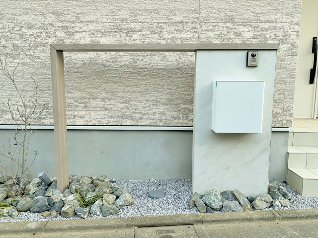 杉並区荻窪2丁目 全2棟 A号棟|玄関先にはお洒落な門柱＋ポスト
細部までこだわり上質な仕上がりとなっております