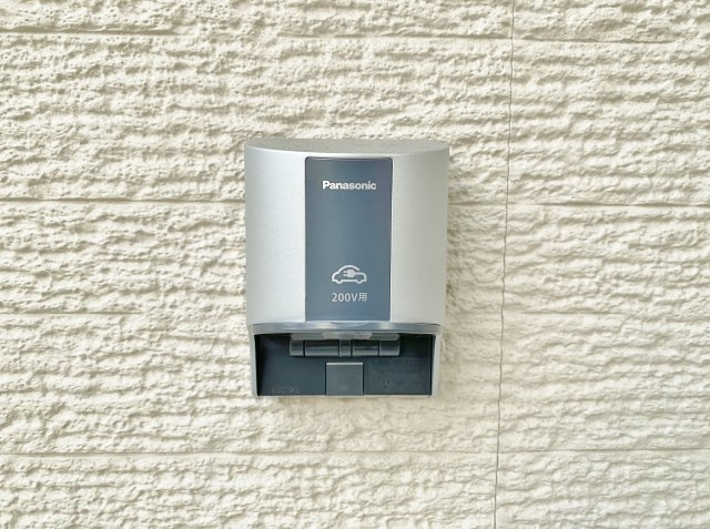 杉並区荻窪2丁目 全2棟 A号棟の設備|電気を動力とするEV車、充電が可能なハイブリッド車「PHEV車」の充電を行えるコンセント
電気自動車の普及が増え、ご家庭にも必須の設備となってまいりました