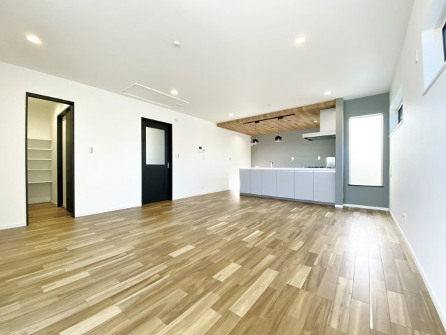 杉並区荻窪2丁目 全2棟 A号棟の居間・リビング|20帖のリビングは開放感とデザインの共存、我が家の室内を華やかに演出してくれる見事な空間です
空気を汚さず足元から温める床暖房2面設置
ご家族皆様でゆったりとお寛ぎいただけます