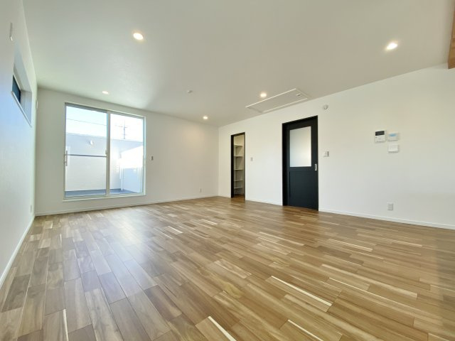 杉並区荻窪2丁目 全2棟 A号棟の居間・リビング|爽やかな通風と採光を存分に感じる事が出来るリビング
優雅さ漂うリビングでお過ごしいただく心地よいご家族との時間