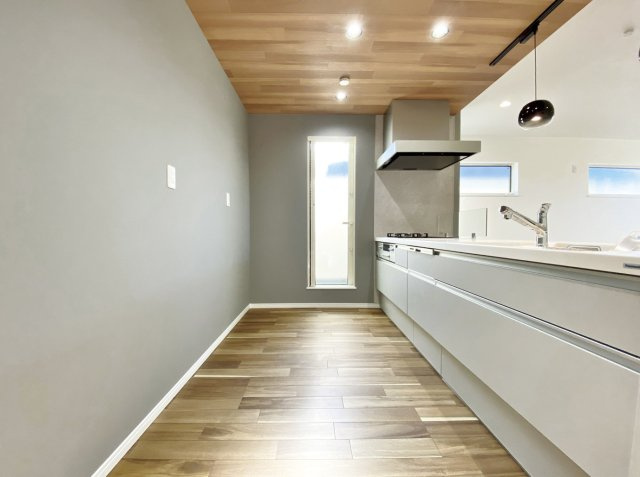 杉並区荻窪2丁目 全2棟 A号棟のキッチン|快適な機能とデザイン性が魅力のシステムキッチンを完備
リビングにいるご家族と会話をしながら家事が楽しめる人気のオープンキッチンです
キッチン上部はデザイン性のあるポップアップ天井