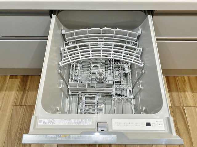 杉並区荻窪2丁目 全2棟 A号棟のキッチン|食後の片づけに便利な食器洗乾燥機が標準装備です 時間が有効活用でき、節水にもなります