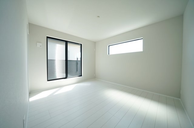 開放感ある角地×広々19.5帖LDK｜リビングイン階段で家族がつながる新築戸建て★仲介手数料無料★の洋室|主寝室として使いやすい約7.3帖のゆとりある洋室。バルコニーに面しており、明るさと開放感を感じられる空間です。