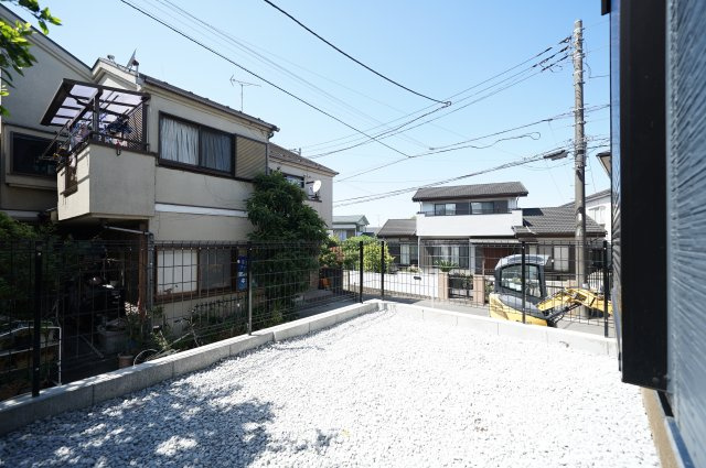開放感ある角地×広々19.5帖LDK｜リビングイン階段で家族がつながる新築戸建て★仲介手数料無料★の庭|陽当たりの良いお庭スペース。ガーデニングや家庭菜園、お子さまの遊び場など、多彩な使い方が楽しめます。