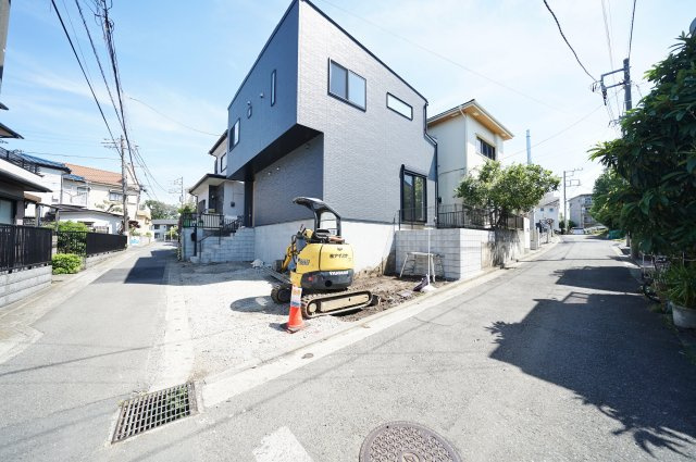 開放感ある角地×広々19.5帖LDK｜リビングイン階段で家族がつながる新築戸建て★仲介手数料無料★の前面道路含む現地写真|前面道路は車通りも比較的落ち着いており、ゆったりとした住環境。角地のため圧迫感が少なく、開放的な街並みが広がります。