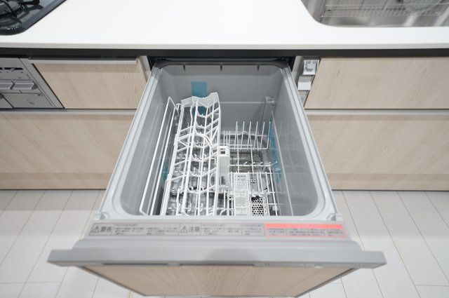 開放感ある角地×広々19.5帖LDK｜リビングイン階段で家族がつながる新築戸建て★仲介手数料無料★のキッチン|家事の負担を軽減してくれる食洗機を搭載。 食後の片付けもスムーズで、家族との時間をしっかり確保できます。