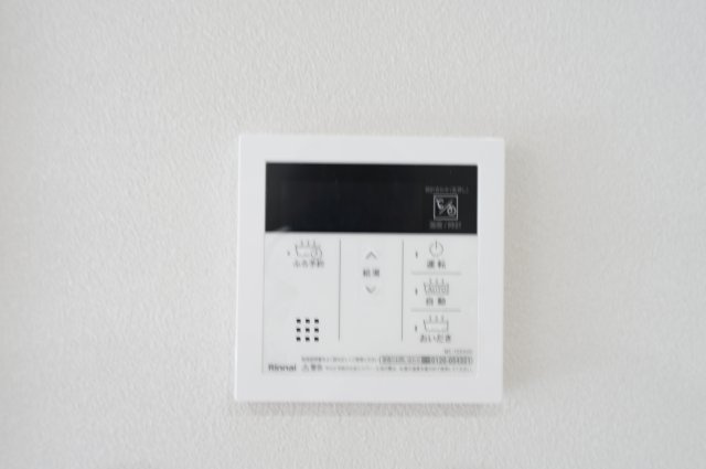 開放感ある角地×広々19.5帖LDK｜リビングイン階段で家族がつながる新築戸建て★仲介手数料無料★の発電・温水設備|追い焚き・自動湯はり機能付きで、いつでも快適なバスタイム。 ご家族の入浴時間が異なっても安心して使えます。