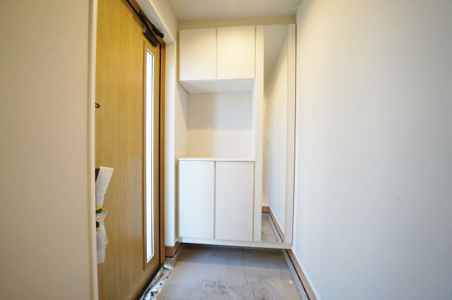 開放感ある角地×広々19.5帖LDK｜リビングイン階段で家族がつながる新築戸建て★仲介手数料無料★の玄関|木目調の玄関ドアが温かみを演出。シンプルで洗練されたデザインに加え、ゆとりあるアプローチで毎日の出入りも快適です。