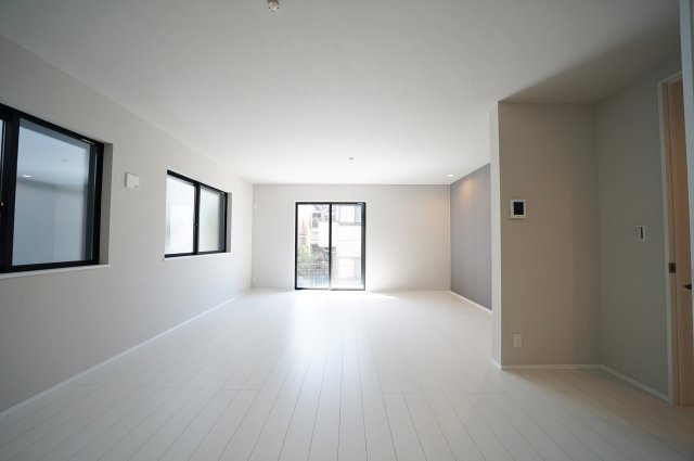 開放感ある角地×広々19.5帖LDK｜リビングイン階段で家族がつながる新築戸建て★仲介手数料無料★の居間・リビング|約19.5帖の広々LDK。大きな窓から光が差し込み、開放感のある空間で家族みんながゆったり過ごせます。
