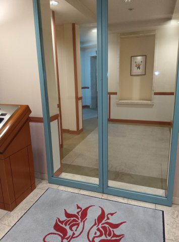 オーキッドコート湖南館のエントランス