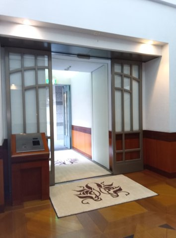 オーキッドコート湖南館のエントランス