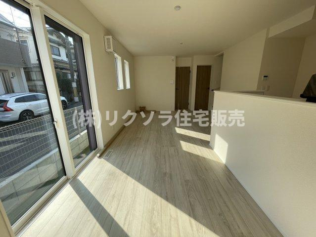 太秦東が丘　新築一戸建ての居間・リビング|LDK16.2帖
■物件内覧・資金計画相談・住宅ローン相談、リフォーム相談、お問合せ受付中■
※当日・翌日のご内覧、ご相談はお電話でのお問合せがスムーズです！