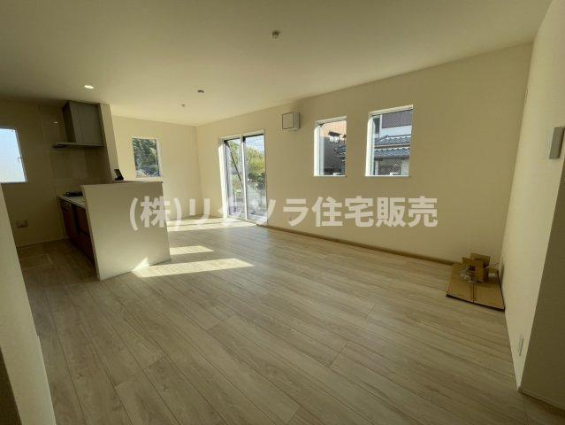 太秦東が丘　新築一戸建てのダイニング|LDK16.2帖
■物件内覧・資金計画相談・住宅ローン相談、リフォーム相談、お問合せ受付中■
※当日・翌日のご内覧、ご相談はお電話でのお問合せがスムーズです！