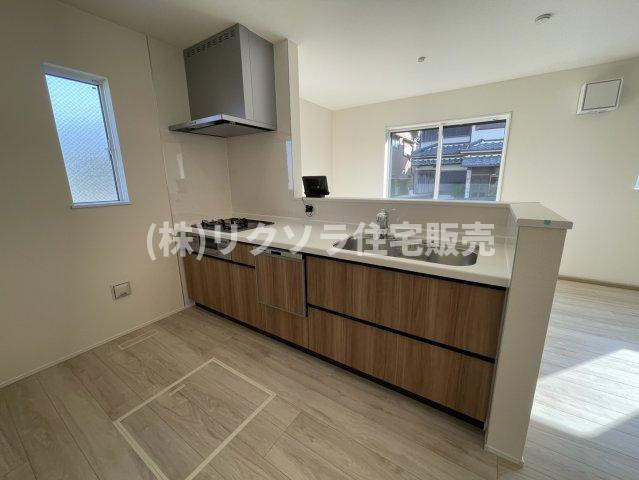 太秦東が丘　新築一戸建てのキッチン|LDK16.2帖
■物件内覧・資金計画相談・住宅ローン相談、リフォーム相談、お問合せ受付中■
※当日・翌日のご内覧、ご相談はお電話でのお問合せがスムーズです！