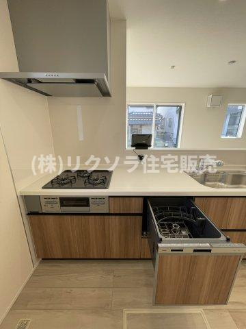 太秦東が丘　新築一戸建てのキッチン|ビルトイン三口コンロ・食器洗い乾燥機付き
■物件内覧・資金計画相談・住宅ローン相談、リフォーム相談、お問合せ受付中■
※当日・翌日のご内覧、ご相談はお電話でのお問合せがスムーズです！