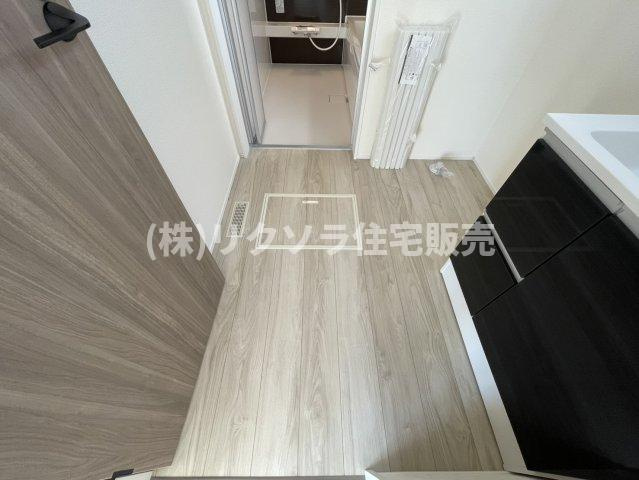 太秦東が丘　新築一戸建ての脱衣所|床下収納、換気口付き
■物件内覧・資金計画相談・住宅ローン相談、リフォーム相談、お問合せ受付中■
※当日・翌日のご内覧、ご相談はお電話でのお問合せがスムーズです！