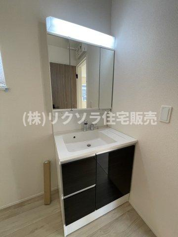 太秦東が丘　新築一戸建ての独立洗面台|三面鏡付き独立洗面台
■物件内覧・資金計画相談・住宅ローン相談、リフォーム相談、お問合せ受付中■
※当日・翌日のご内覧、ご相談はお電話でのお問合せがスムーズです！