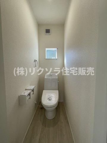太秦東が丘　新築一戸建てのトイレ|1階　温水洗浄便座付き
■物件内覧・資金計画相談・住宅ローン相談、リフォーム相談、お問合せ受付中■
※当日・翌日のご内覧、ご相談はお電話でのお問合せがスムーズです！