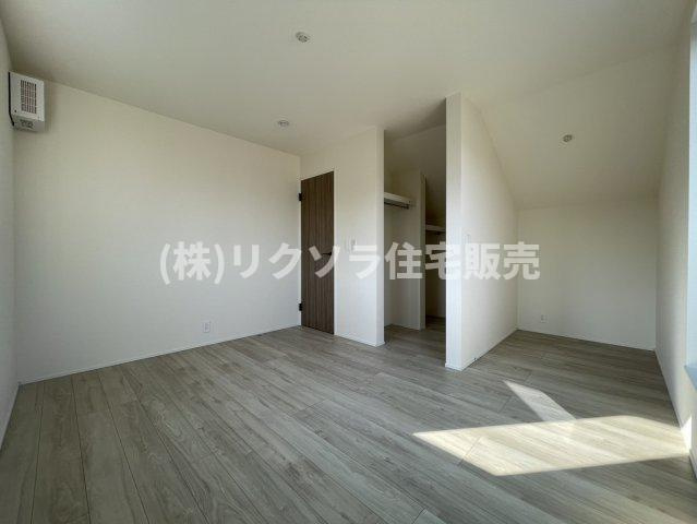 太秦東が丘　新築一戸建ての洋室|洋室7.5帖　ウォークインクローゼット付き
■物件内覧・資金計画相談・住宅ローン相談、リフォーム相談、お問合せ受付中■
※当日・翌日のご内覧、ご相談はお電話でのお問合せがスムーズです！