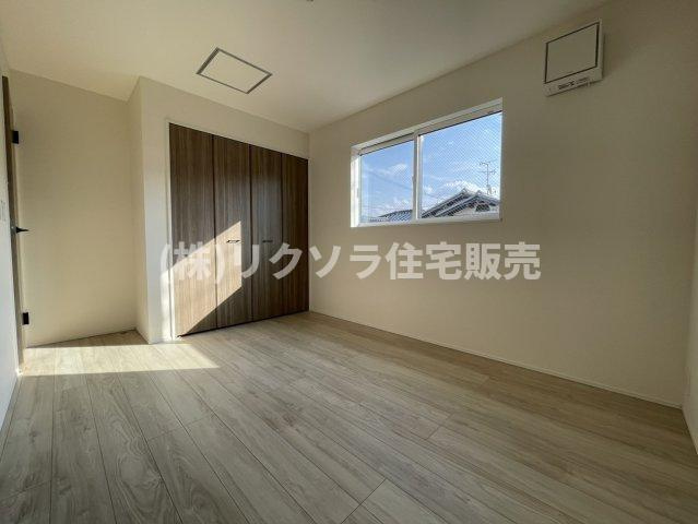 太秦東が丘　新築一戸建ての寝室|洋室6.0帖
■物件内覧・資金計画相談・住宅ローン相談、リフォーム相談、お問合せ受付中■
※当日・翌日のご内覧、ご相談はお電話でのお問合せがスムーズです！