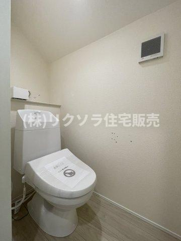 太秦東が丘　新築一戸建ての内装|2階　トイレ　温水洗浄便座付き
■物件内覧・資金計画相談・住宅ローン相談、リフォーム相談、お問合せ受付中■
※当日・翌日のご内覧、ご相談はお電話でのお問合せがスムーズです！