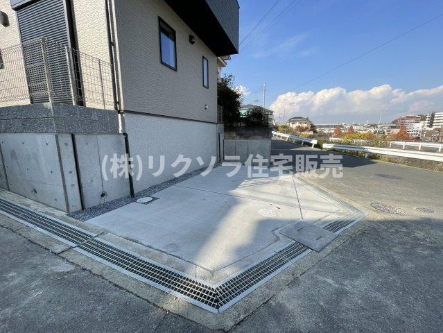 太秦東が丘　新築一戸建ての駐車場|1台駐車可
■物件内覧・資金計画相談・住宅ローン相談、リフォーム相談、お問合せ受付中■
※当日・翌日のご内覧、ご相談はお電話でのお問合せがスムーズです！