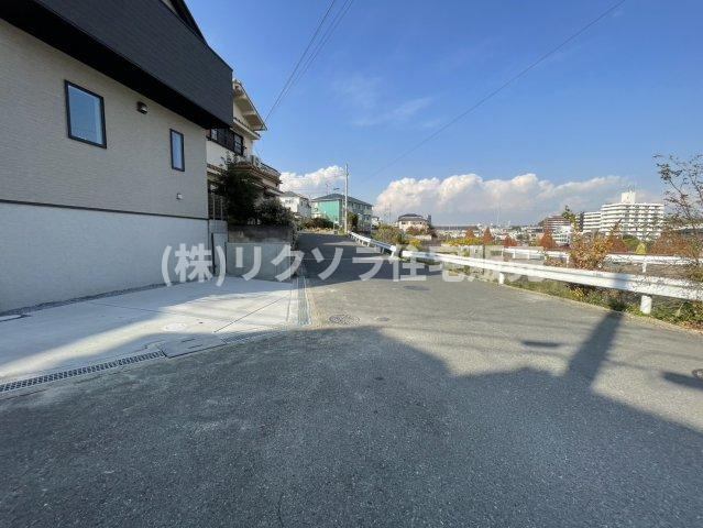 太秦東が丘　新築一戸建ての前面道路含む現地写真|■物件内覧・資金計画相談・住宅ローン相談、リフォーム相談、お問合せ受付中■
※当日・翌日のご内覧、ご相談はお電話でのお問合せがスムーズです！