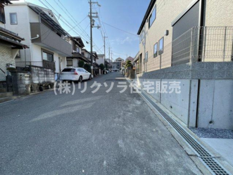 太秦東が丘　新築一戸建ての前面道路含む現地写真|■物件内覧・資金計画相談・住宅ローン相談、リフォーム相談、お問合せ受付中■
※当日・翌日のご内覧、ご相談はお電話でのお問合せがスムーズです！