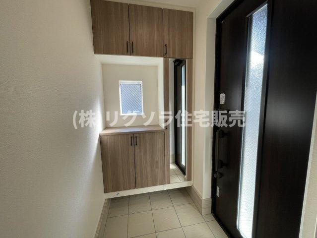 太秦東が丘　新築一戸建ての収納|姿見付きシューズボックス
■物件内覧・資金計画相談・住宅ローン相談、リフォーム相談、お問合せ受付中■
※当日・翌日のご内覧、ご相談はお電話でのお問合せがスムーズです！