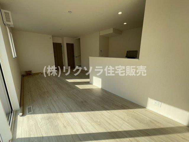 太秦東が丘　新築一戸建ての居間・リビング|LDK16.2帖
■物件内覧・資金計画相談・住宅ローン相談、リフォーム相談、お問合せ受付中■
※当日・翌日のご内覧、ご相談はお電話でのお問合せがスムーズです！