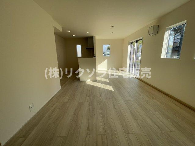 太秦東が丘　新築一戸建ての居間・リビング|LDK16.2帖
■物件内覧・資金計画相談・住宅ローン相談、リフォーム相談、お問合せ受付中■
※当日・翌日のご内覧、ご相談はお電話でのお問合せがスムーズです！